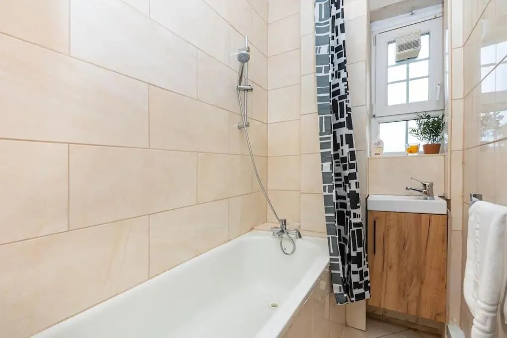Image 2 of Tranquil 1BR in South Bank with onsite parking