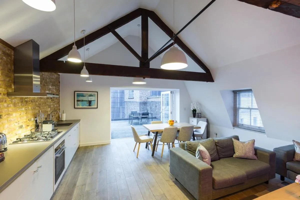 Image 1 of Urban Chic – Rathbone