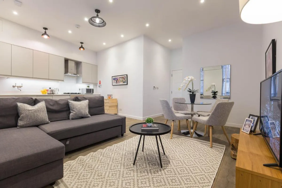 Image 2 of Urban Chic – Rathbone