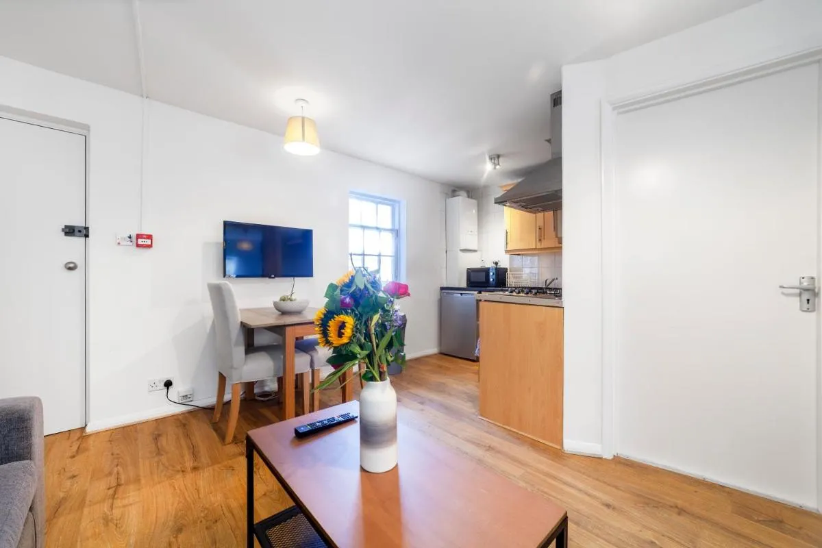 Image 3 of Vibrant 2BR Flat in the heart of Fitzrovia
