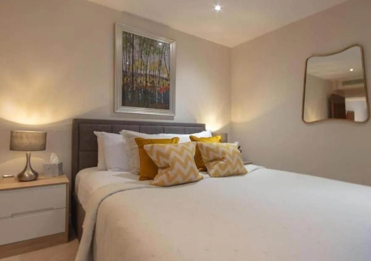 Image 1 of Westminster 1 bed apt with terrace