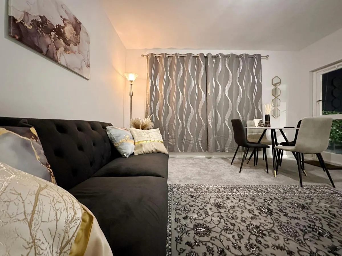 Image 1 of Zoey Place near Thames River – 2 Double Beds, 1 Single Bed, Spacious, Ideal for Families