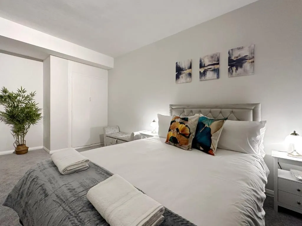Image of Zoey Place near Thames River – 2 Double Beds, 1 Single Bed, Spacious, Ideal for Families