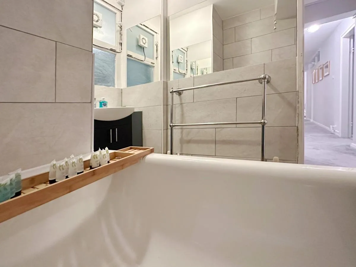 Image 2 of Zoey Place near Thames River – 2 Double Beds, 1 Single Bed, Spacious, Ideal for Families
